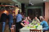 Zelené pivo v hospodě