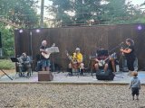 Žongléři a country koncert